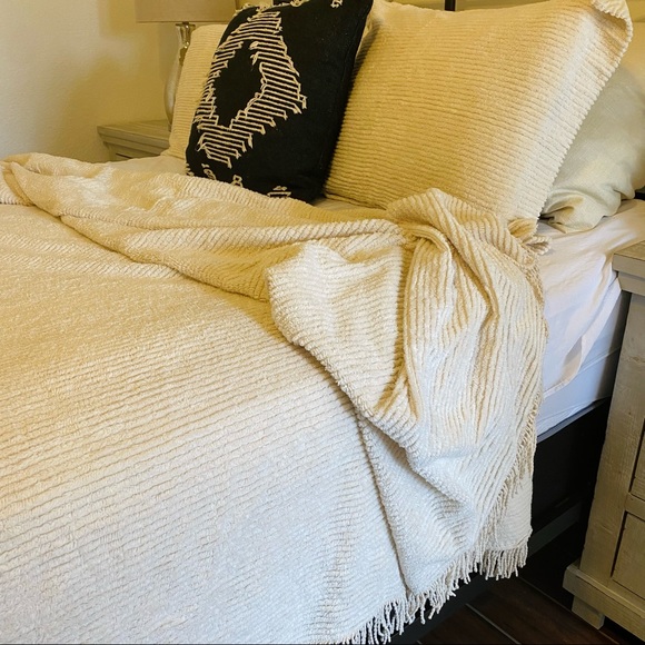 Light weight beige bedding set - Picture 2 of 4